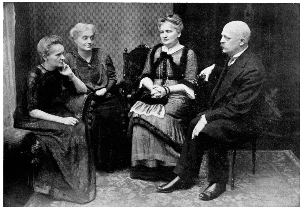 Marie Curie, francouzská fyzička polského původu se členy své rodiny ve Varšavě, Polsko, 1912 od Unbekannt