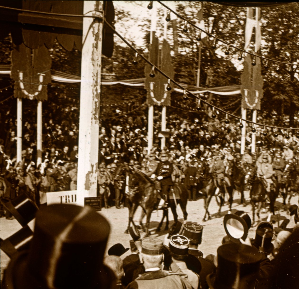 Maršál Ferdinand Foch a generál Joseph Joffre během vítězné přehlídky, Paříž, Francie, 1918 od Unbekannt