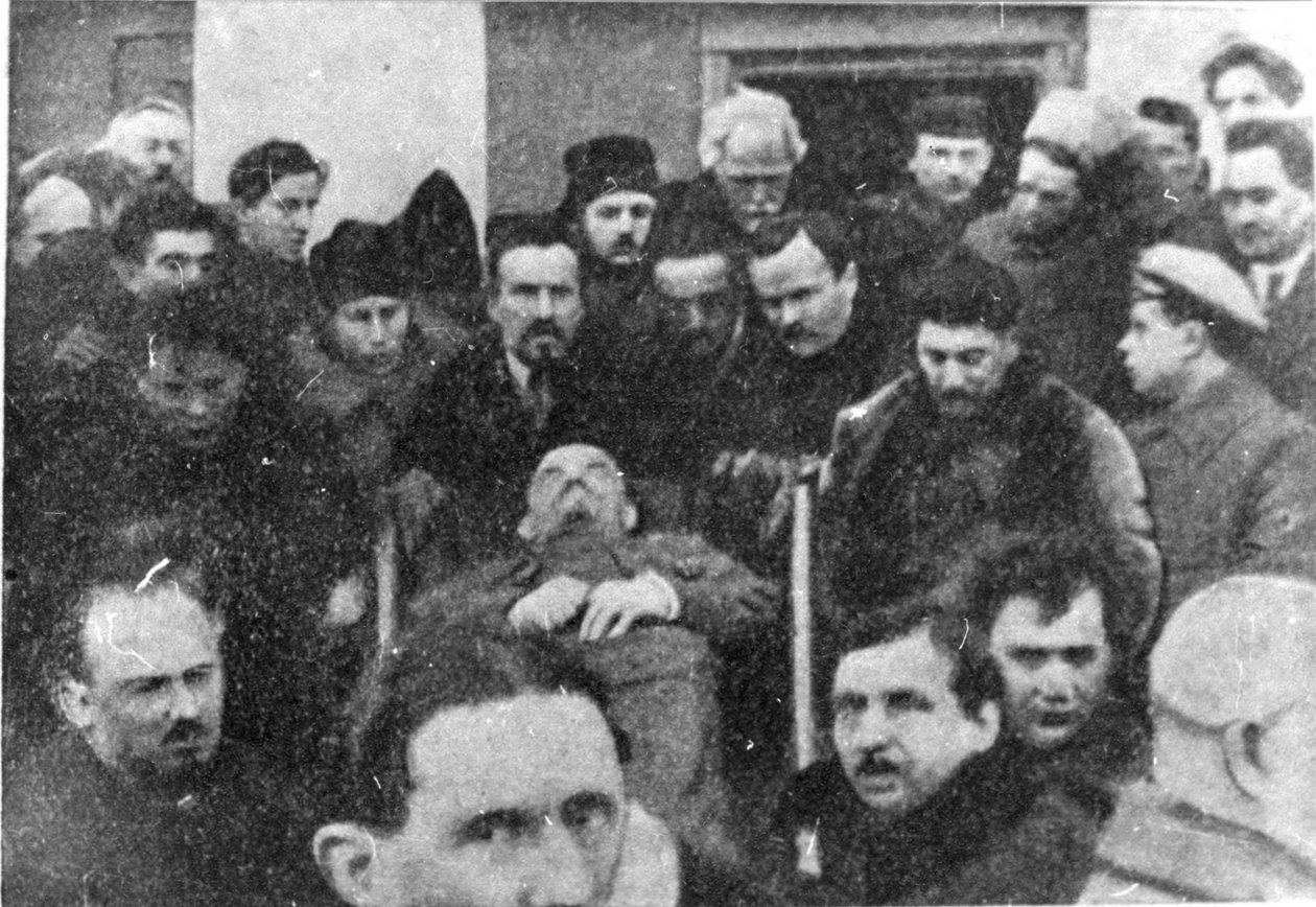 Členové ústředního výboru nesoucí Leninovu rakev, 27. ledna 1924 od Unbekannt