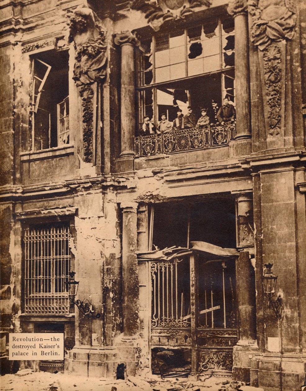 Členové Lidové námořní divize na balkóně městského paláce, prosinec 1918, 1918, 193 od Unbekannt