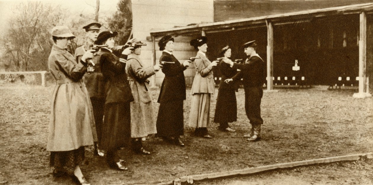 Členové WRNS na revolverovém cvičení, 1915, 1935. od Unbekannt