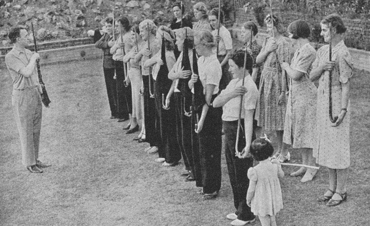 Členky ženského dobrovolnického obranného sboru cvičené v puškovém cvičení, druhá světová válka, 1940 od Unbekannt