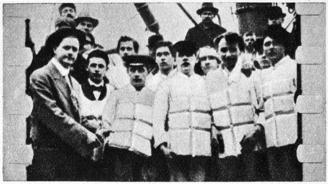 Členové posádky Titaniku v záchranných vestách, 1912 od Unbekannt