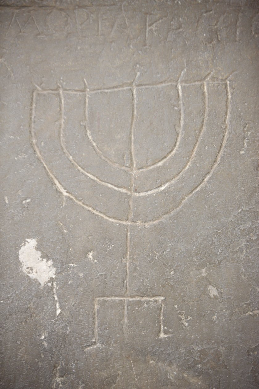 Menora (Menorah) vytesaná na starém náhrobku, Budapešť, Hongrie od Unbekannt