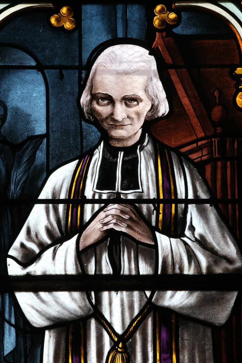 kostel Mezilles. Vitráž. Svatý Jan Marie Vianney. Cure of Ars. Francie - abbé Jean Marie Vianney (Vianey, Viannay, Viennet), dit le Cure d