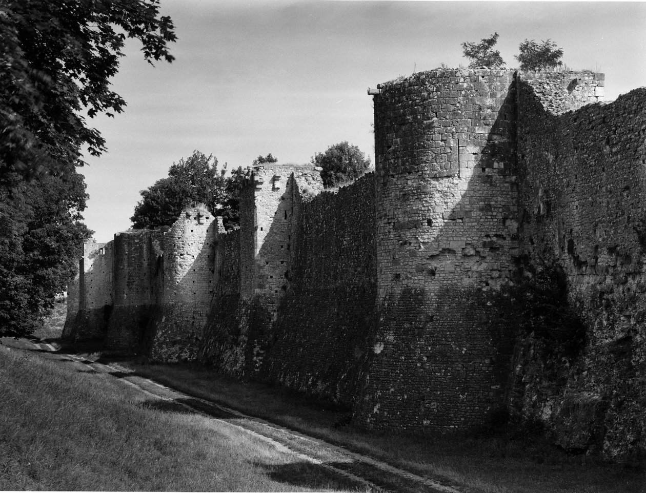 Vojenská architektura: hradby středověkého města Provins (Seina a Marne) postaveného mezi 11. a 13. stoletím. od Unbekannt