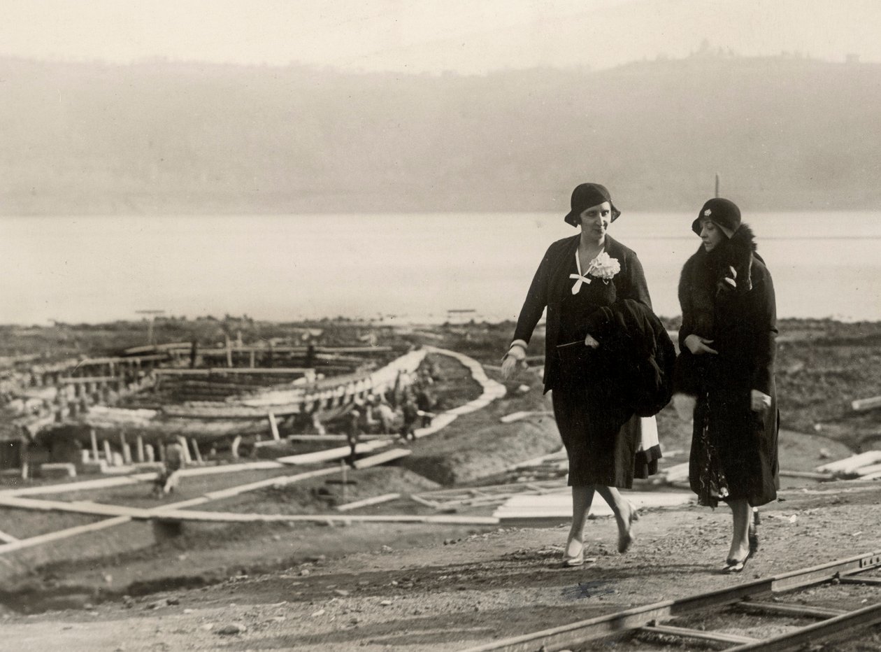 Millicent Veronica Willison, manželka Williama Randolpha Hearsta, na návštěvě práce pro obnovu starověkých římských lodí z jezera Nemi, kolem roku 1930 (č/b foto) od Unbekannt
