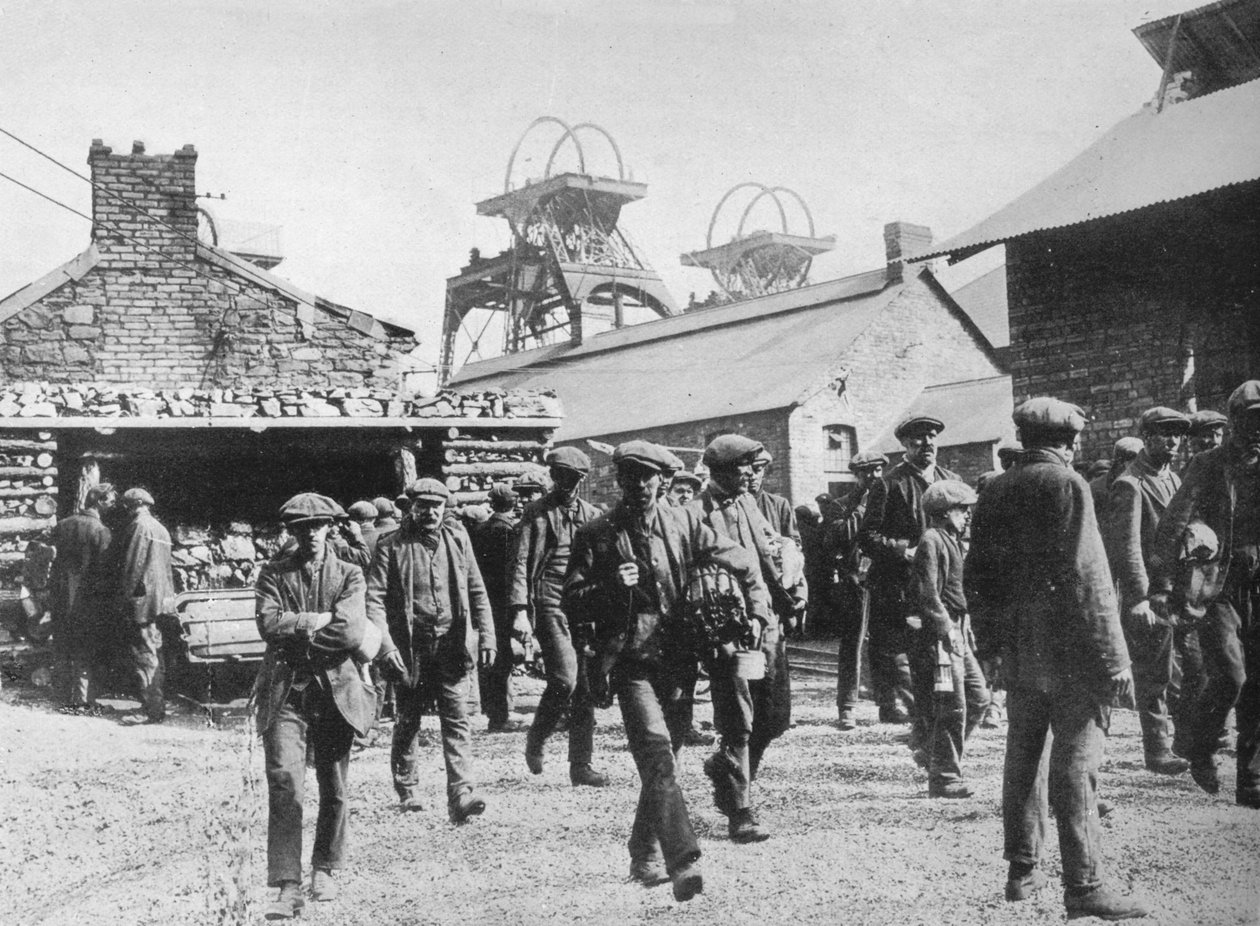 Horníci opouštějící jámu po vypršení jejich stávkových oznámení, 1915 od Unbekannt