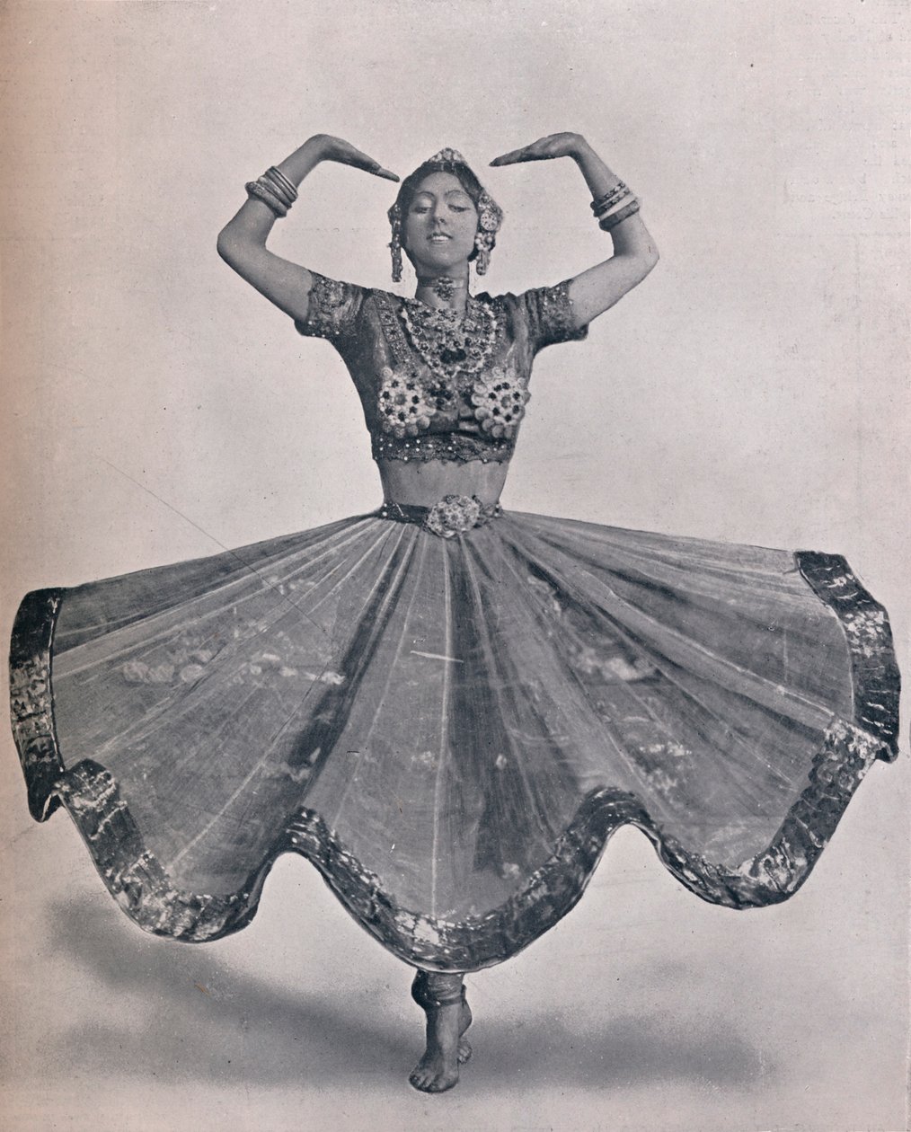 Slečna Ruth St. Denis ve svém pozoruhodném východoindickém tanci v divadle Aldwych, 1906 od Unbekannt