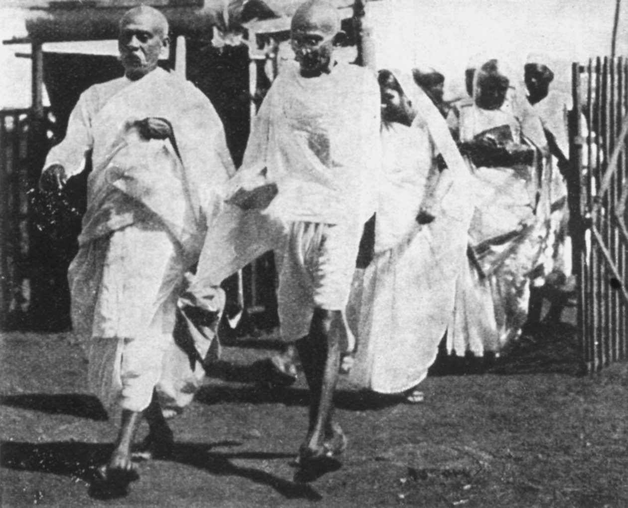 Mohandas Gandhi, indický nacionalistický vůdce, na cestě do Kongresu, 1932 od Unbekannt