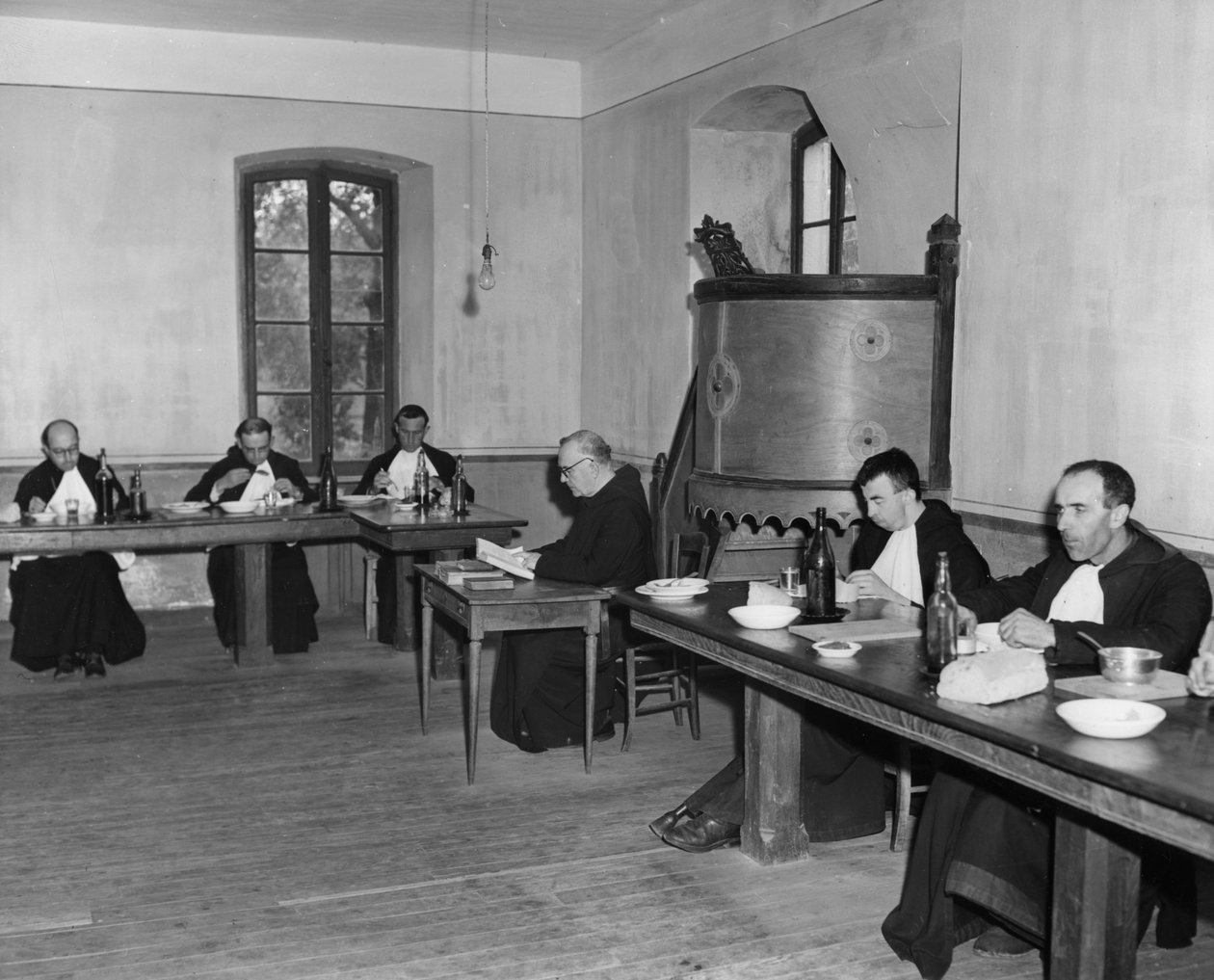 Mniši na večeři v refektáři, Asile St Leon, Francie, c1947-1951 od Unbekannt