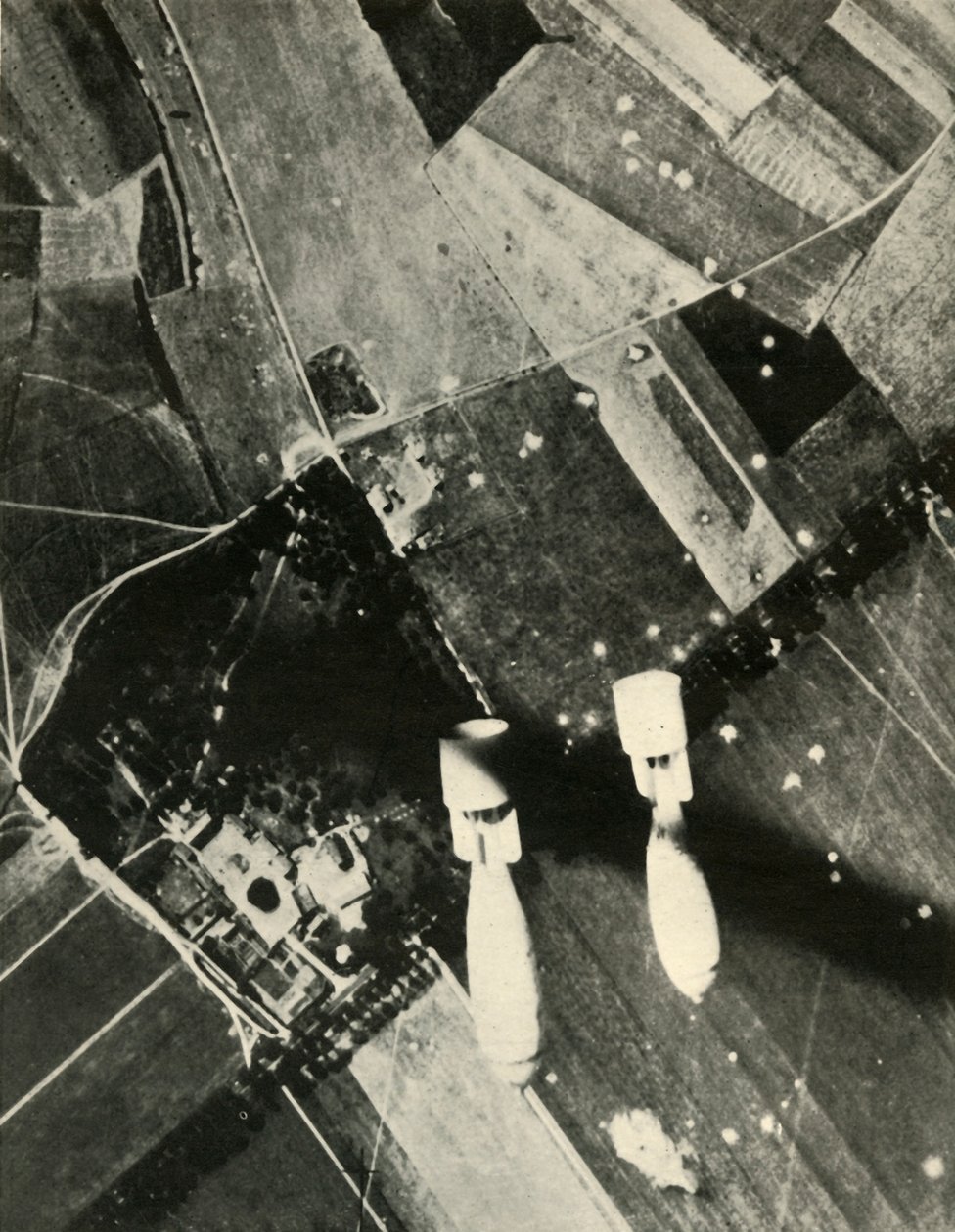 Další britské bomby na letišti drženém nepřítelem, 1939-1940, 1941. od Unbekannt