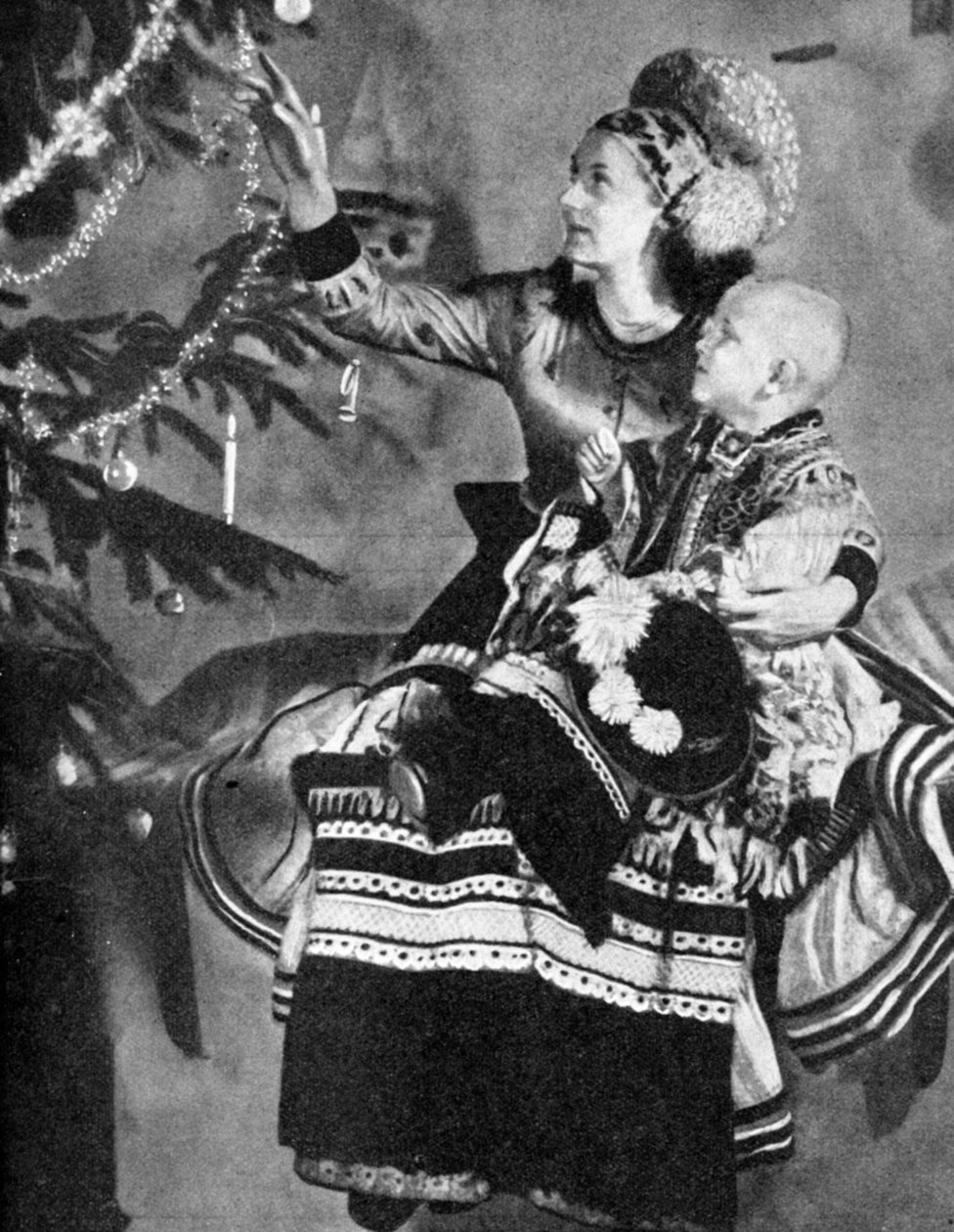 Matka a dítě s vánočním stromkem, lidé Matyo, Miskole, Maďarsko, 1936 od Unbekannt