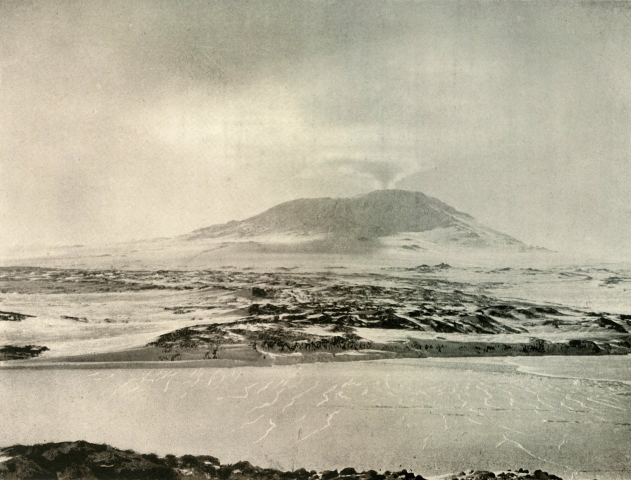 Mount Erebus v erupci 14. června 1908, 1909 od Unbekannt