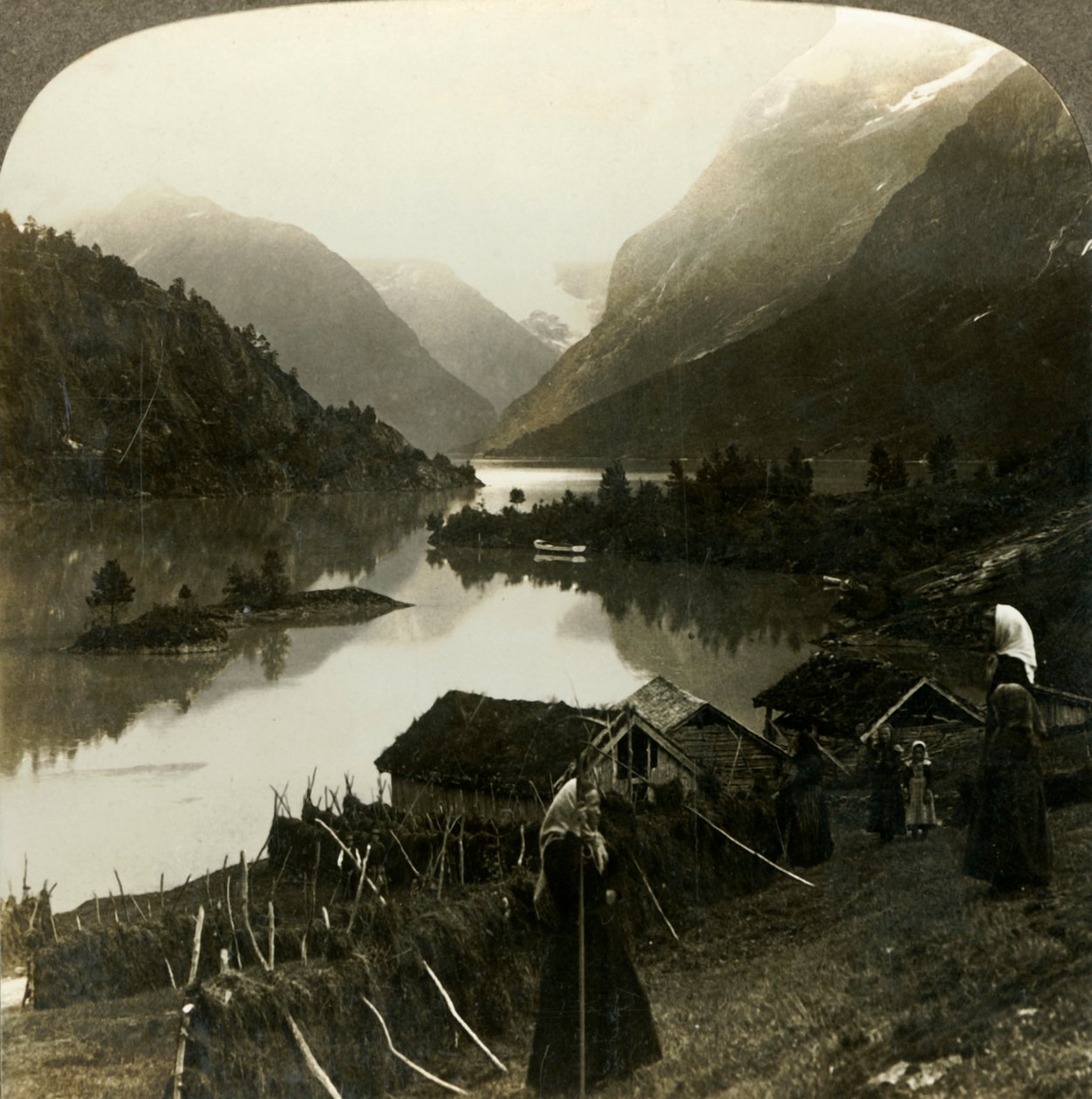 Jezero Loen s horskými stěnami – bezkonkurenční krásou a majestátností – z farmy Seten, Norsko, c1905. od Unbekannt