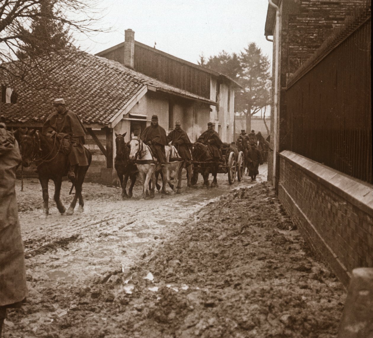 Jízdní francouzští vojáci s dělostřelectvem, c1914-c1918 od Unbekannt