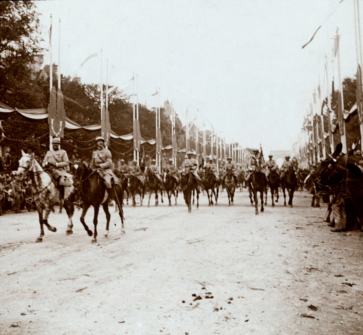 Jízdní důstojníci, vítězná přehlídka, Paříž, Francie, c1918-c1919 od Unbekannt