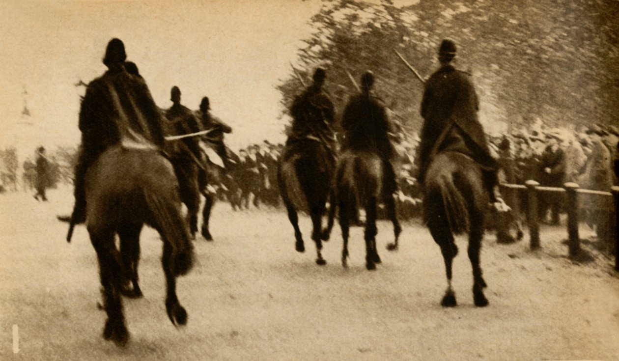 Jízdní policejní pochodoví nabíjející obušky, protesty proti testu prostředků, Hyde Park, Londýn, 1932, 1933. od Unbekannt