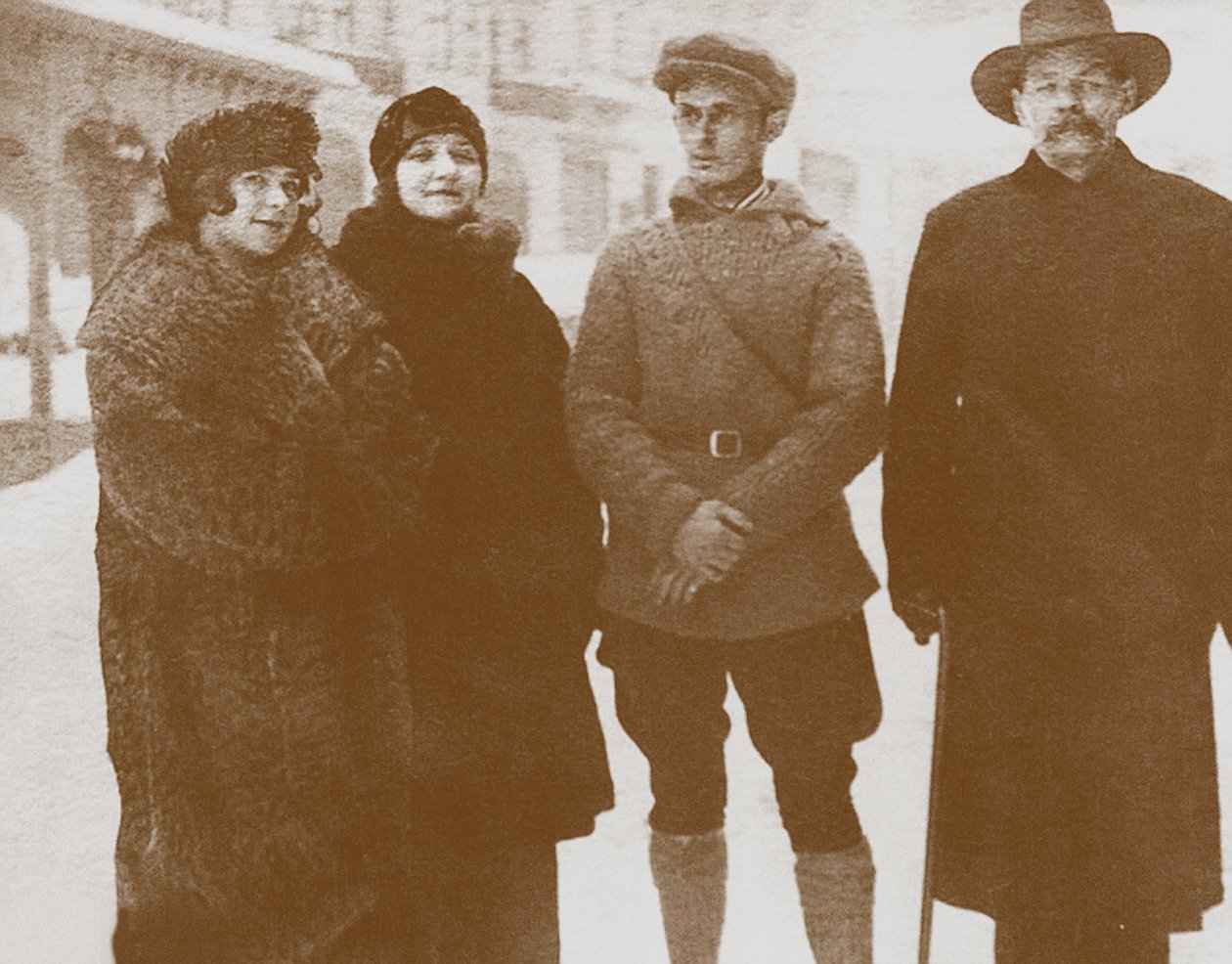 Moura Budberg druhý zleva a Maxim Gorkij vpravo, c. 1920 od Unbekannt