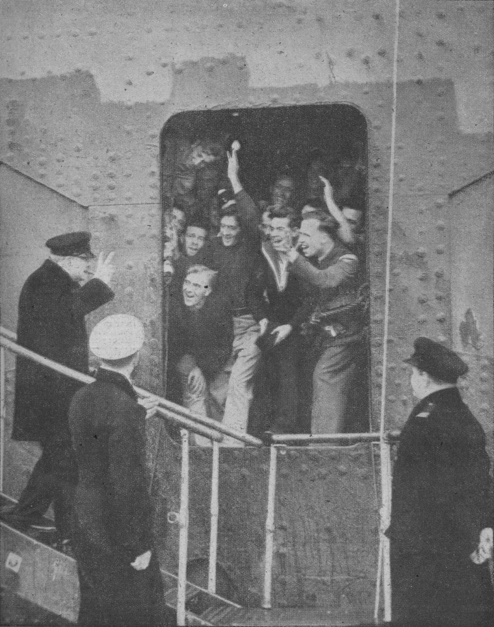 Pan Churchill dává znamení V jásajícím členům posádky lodi, 1943-1944 od Unbekannt