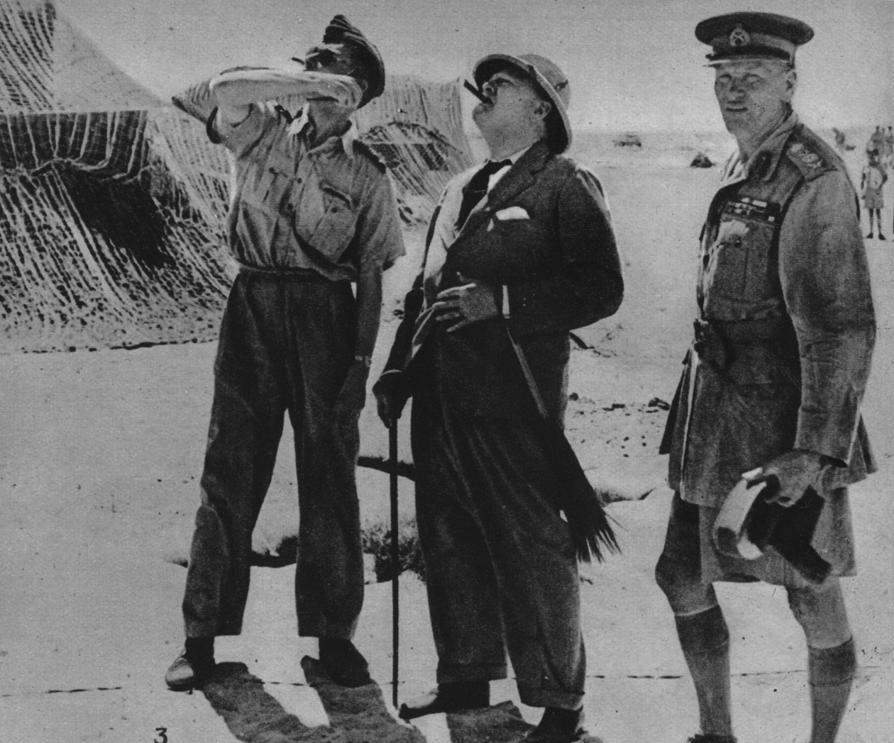 Pan Churchill se sirem A. Tedderem a gen. Auchinleckem, 1942 od Unbekannt
