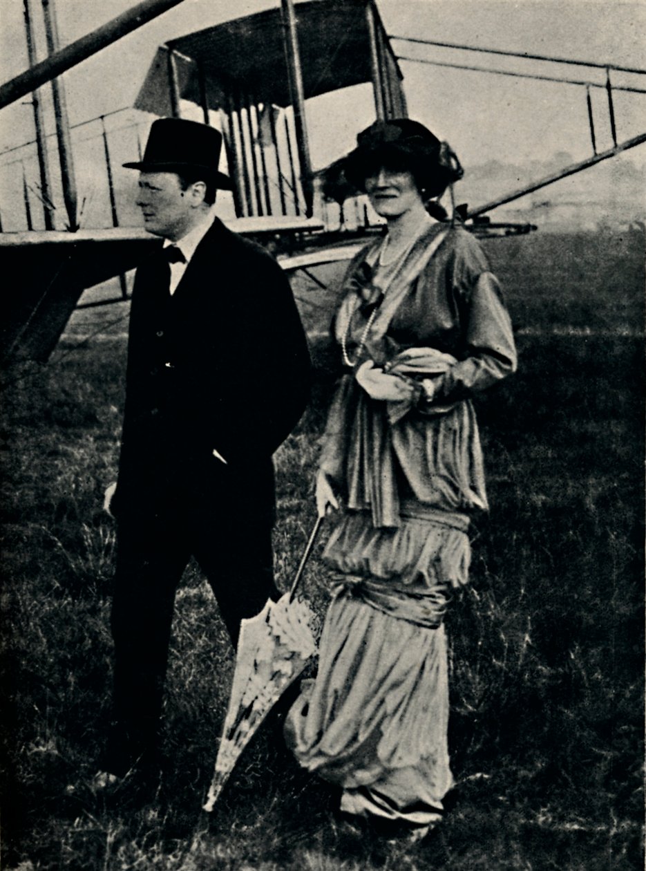 Pan a paní Churchillovi na letecké schůzce v Hendon, 1910, 1945. od Unbekannt