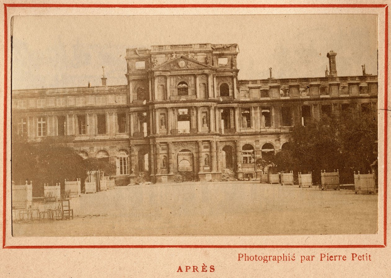 Magistrát města Paříže (1871): pohled na Palais des Tuileries v Paříži po požáru v květnu 1871. Fotografie Pierra Pepetita. Tisk na karton, Rozm. Rozměr 9 x 5,4 cm od Unbekannt