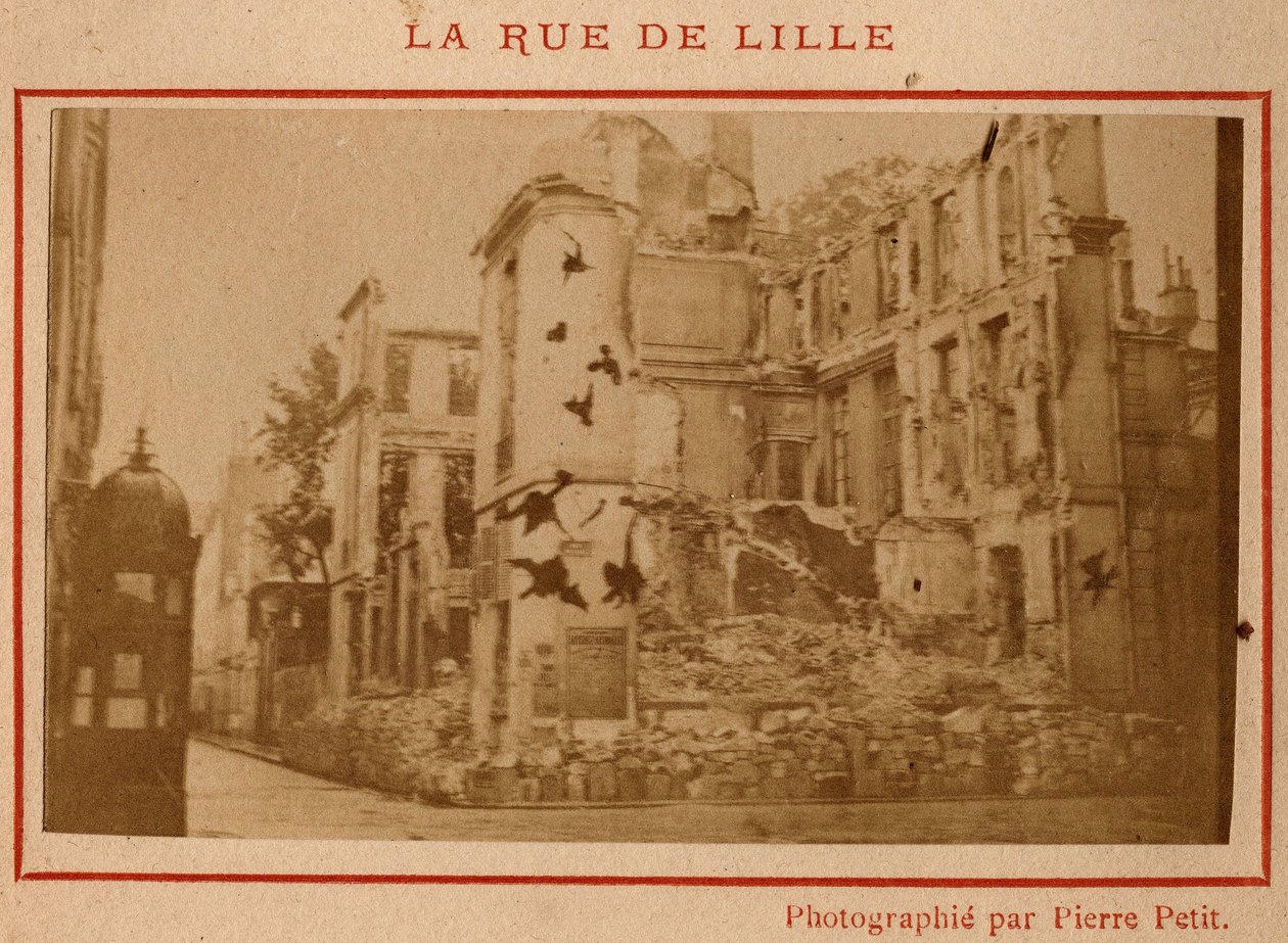 Magistrát města Paříže (1871): pohled na budovy zničené v rue de Lille v Paříži v květnu 1871. Fotografie Pierra Pepetita. Tisk na karton, Rozm. Rozměr 9 x 5,4 cm od Unbekannt