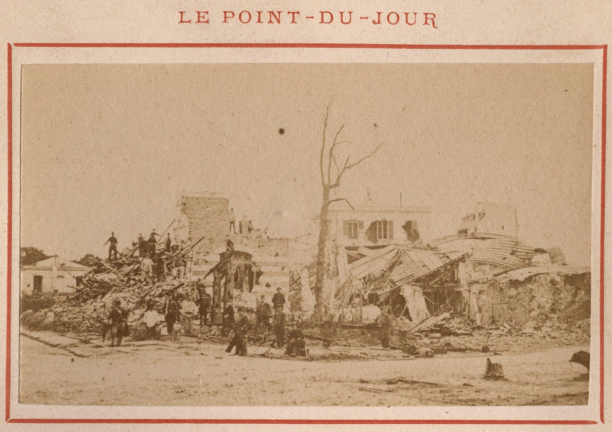 Magistrát města Paříže (1871): pohled na ruiny ve čtvrti Point-du-Jour v Paříži v květnu 1871. Fotografie Pierra Pepetita. Tisk na karton, Rozm. Rozměr 9 x 5,4 cm od Unbekannt