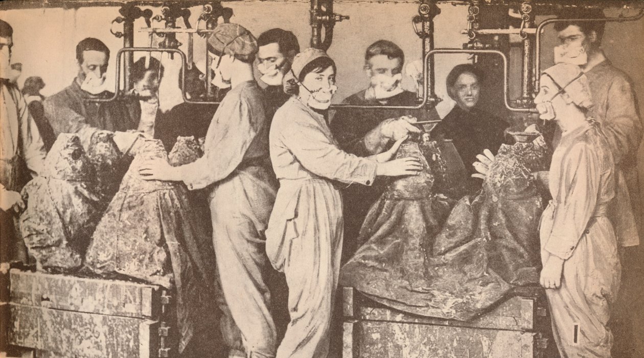 Dělníci munice nosí respirátory při plnění prodává trinitrotoluen T.N.T., c1916, 19 od Unbekannt
