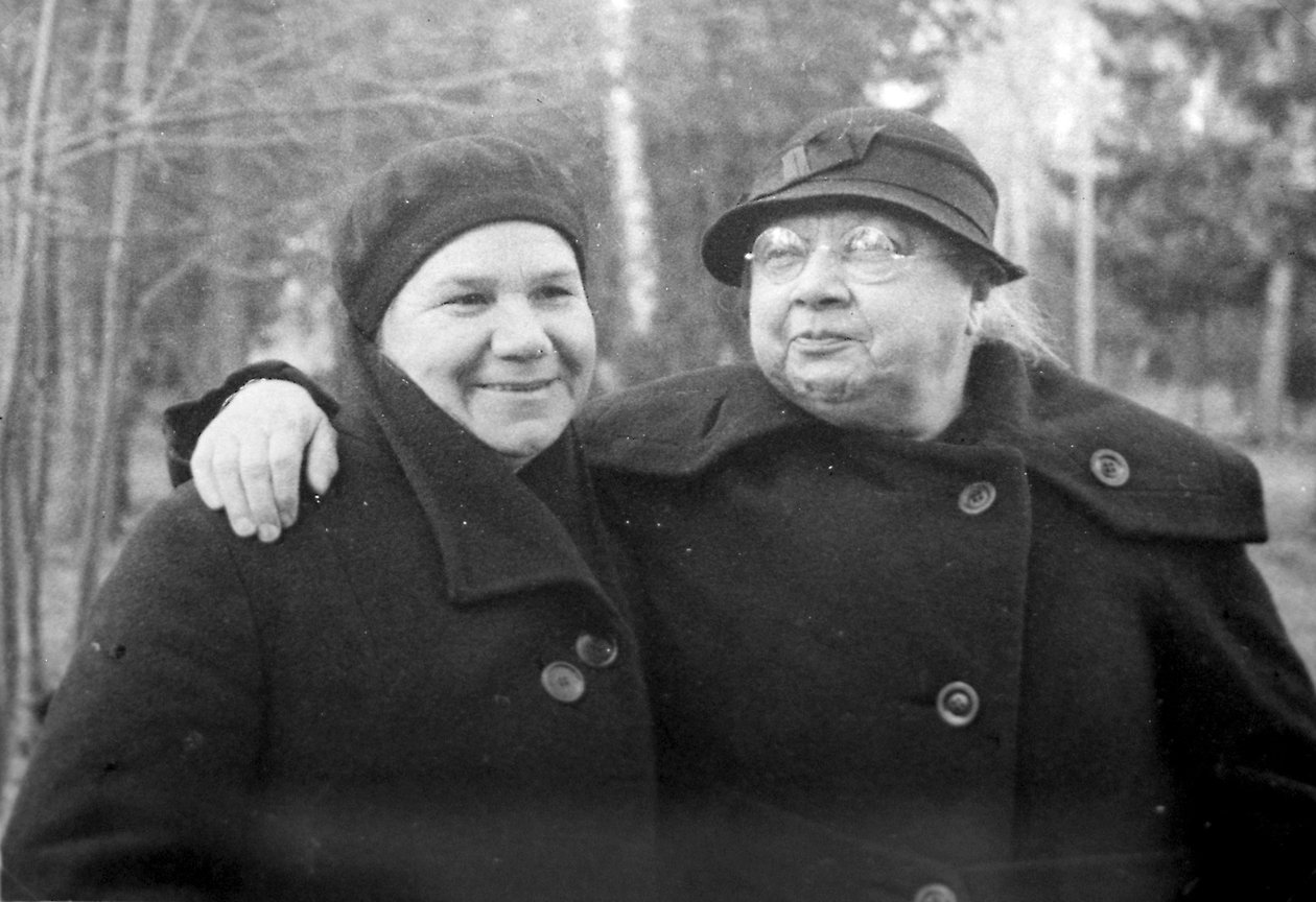 Nadezhda Krupskaya, manželka Lenina, s přítelem, 1936 od Unbekannt
