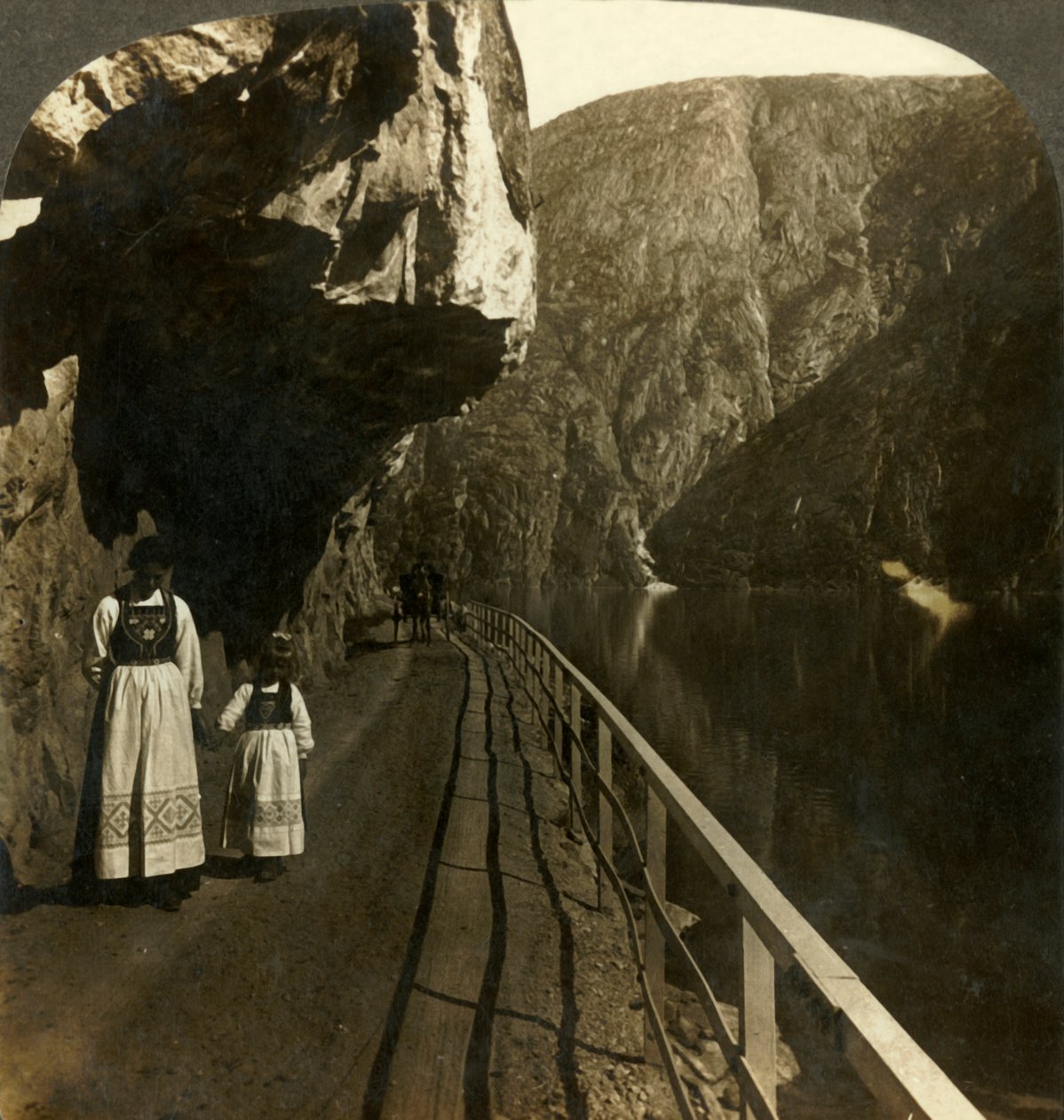 Úzký skalní šelf, kde cesta k vodopádům Voring za hlubokými vodami jezera Oifjords, Norsko, c1905. od Unbekannt
