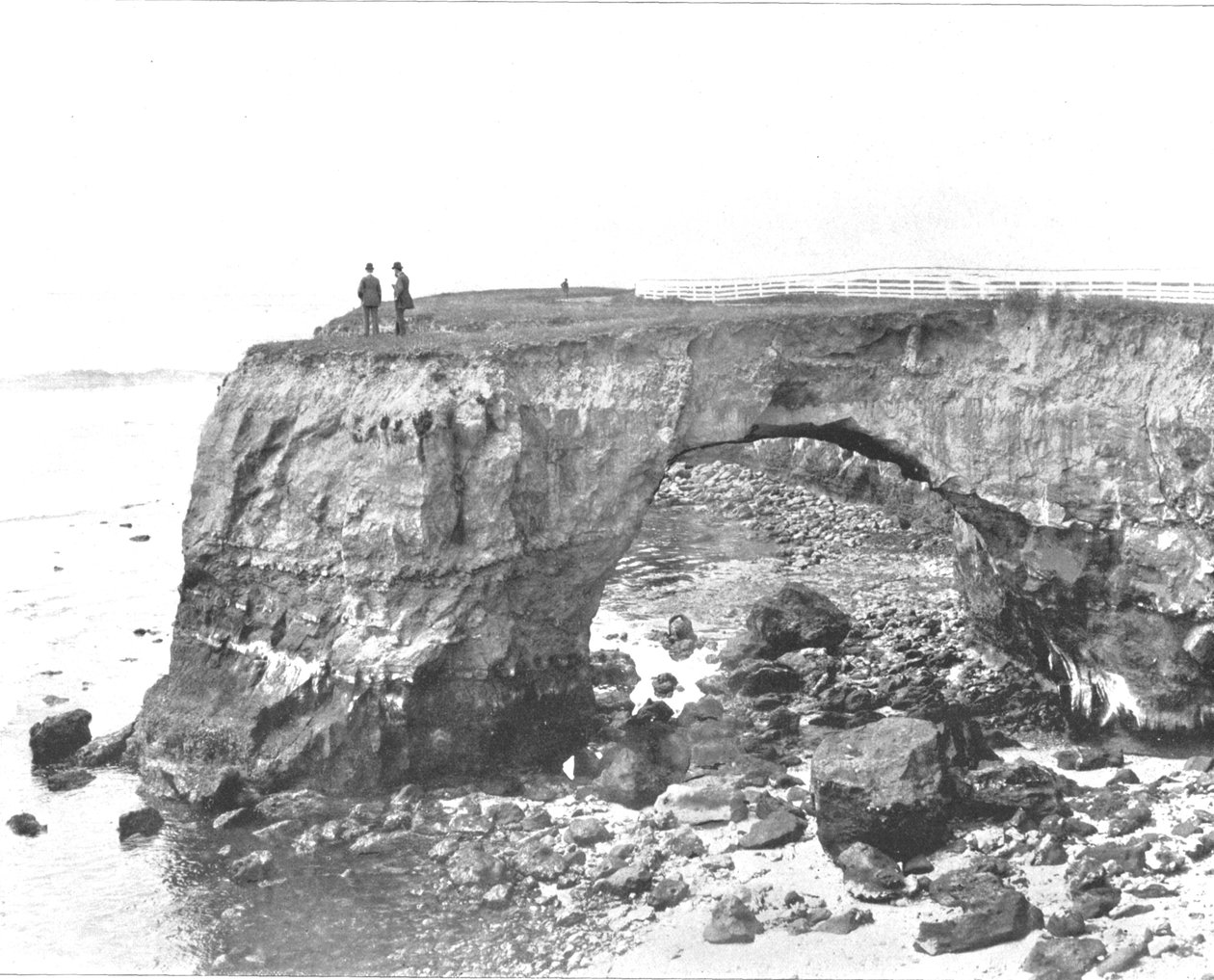 Natural Bridge na pobřeží poblíž Santa Cruz, Kalifornie, USA, c1900. od Unbekannt