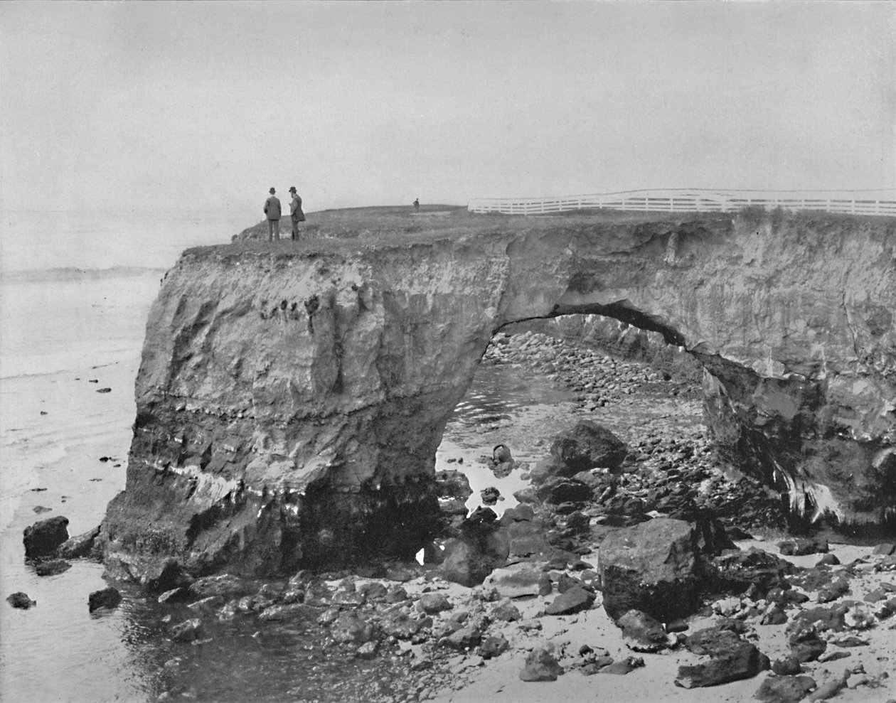 Natural Bridge na pobřeží poblíž Santa Cruz, Kalifornie, c1897. od Unbekannt
