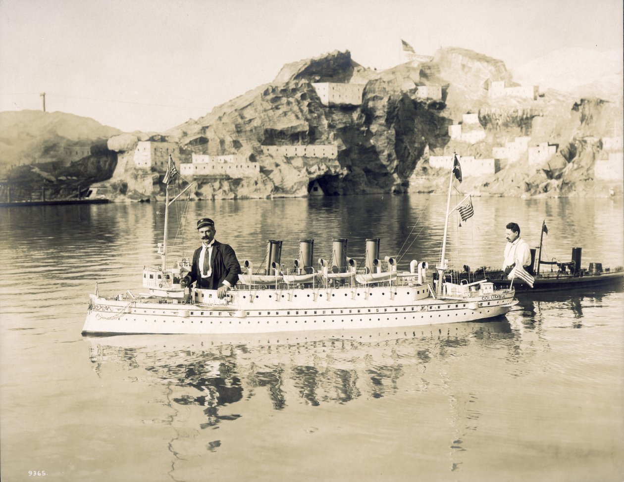 Námořní show u štiky. Dva váleční muži a jejich operátoři. 1904 Světová výstava od Unbekannt