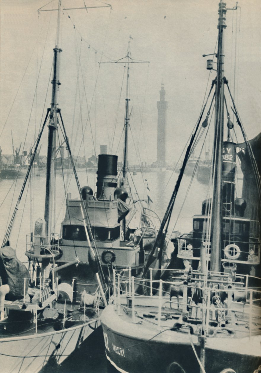 Naval Trawler, HMS Liffy vedle rybářské lodi Grimsby v Grimsby Docks, 1937 od Unbekannt