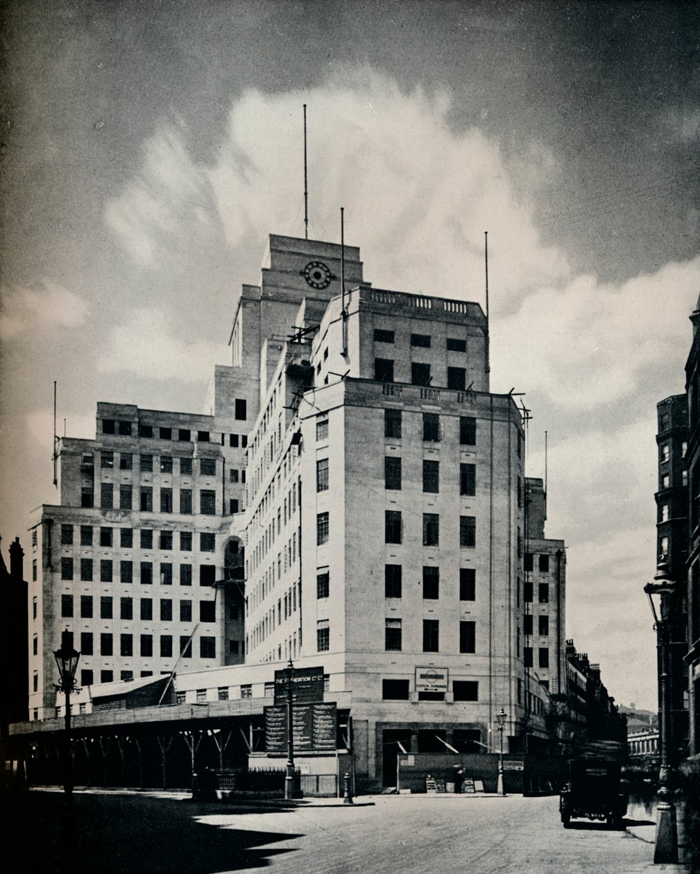 Blíží se dokončení: Nové kanceláře podzemní dráhy, 1929 od Unbekannt