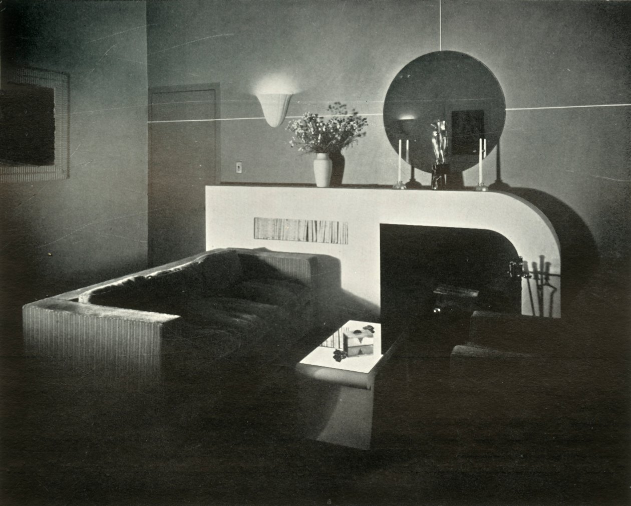 Newyorský podkrovní dům Raymonda Loewyho, který sám navrhl - Fireplace, 1937. od Unbekannt