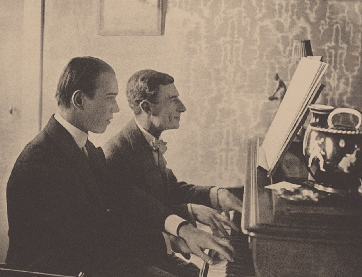 Nižinskij a Maurice Ravel u klavíru hrají partituru od Daphnis a Chloe, 1912 od Unbekannt