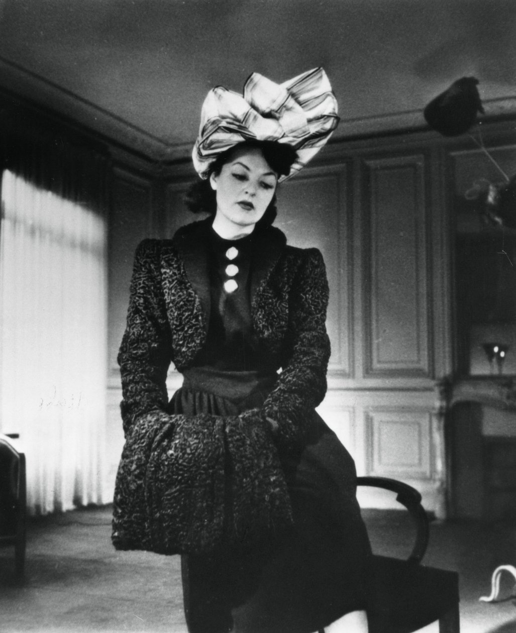 Oblečení Niny Ricci, které nosila modelka Gabrielle, Francie, leden 1943 od Unbekannt
