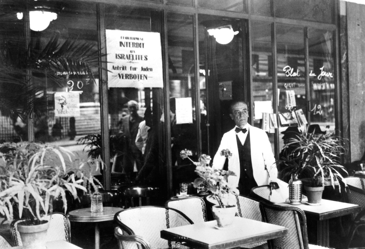 Oznámení ve výloze restaurace zakazující vstup Židům, Němci okupovaná Paříž, červenec 1940 od Unbekannt