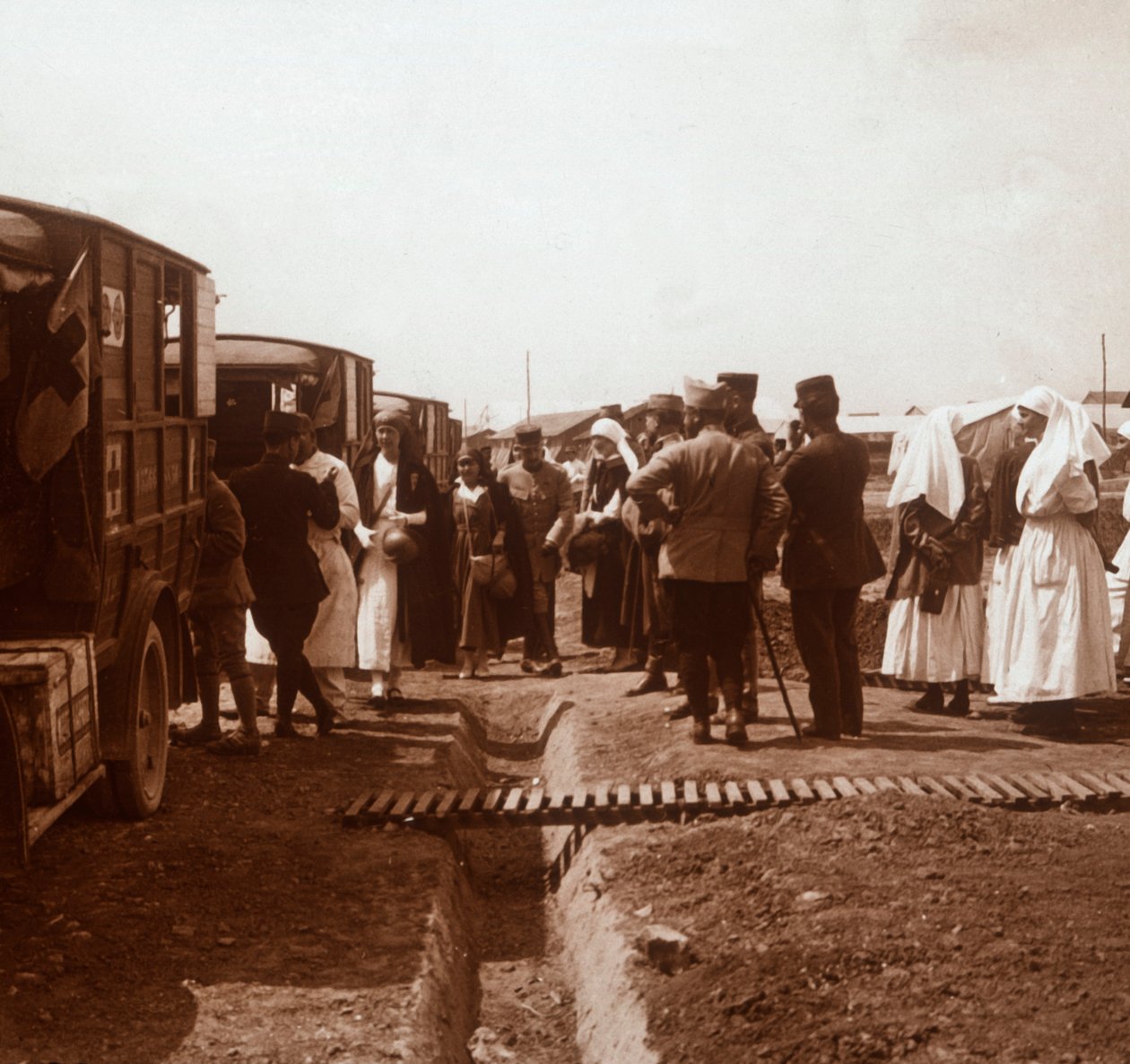 Zdravotní sestry a ambulance Červeného kříže, c1914-c1918 od Unbekannt