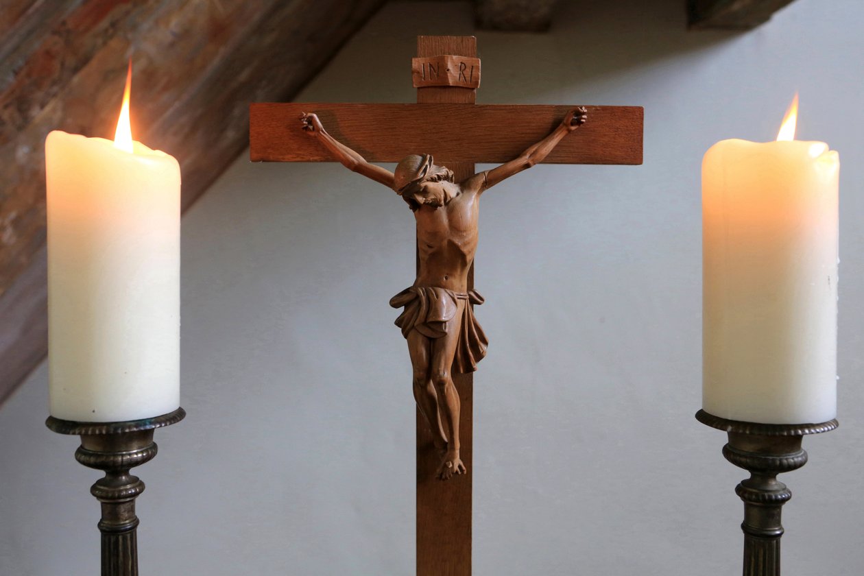 Obersteinbach, Bas-Rhin, Francie, le 29/5/2014 - Svíčky a krucifix. luteránský chrám. od Unbekannt