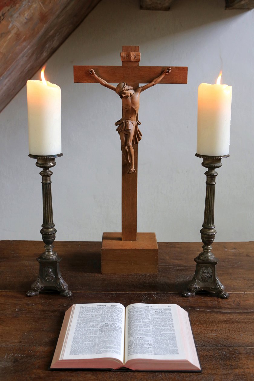Obersteinbach, Bas-Rhin, Francie, le 29/5/2014 - Svíčky, krucifix a Bible. luteránský chrám. od Unbekannt