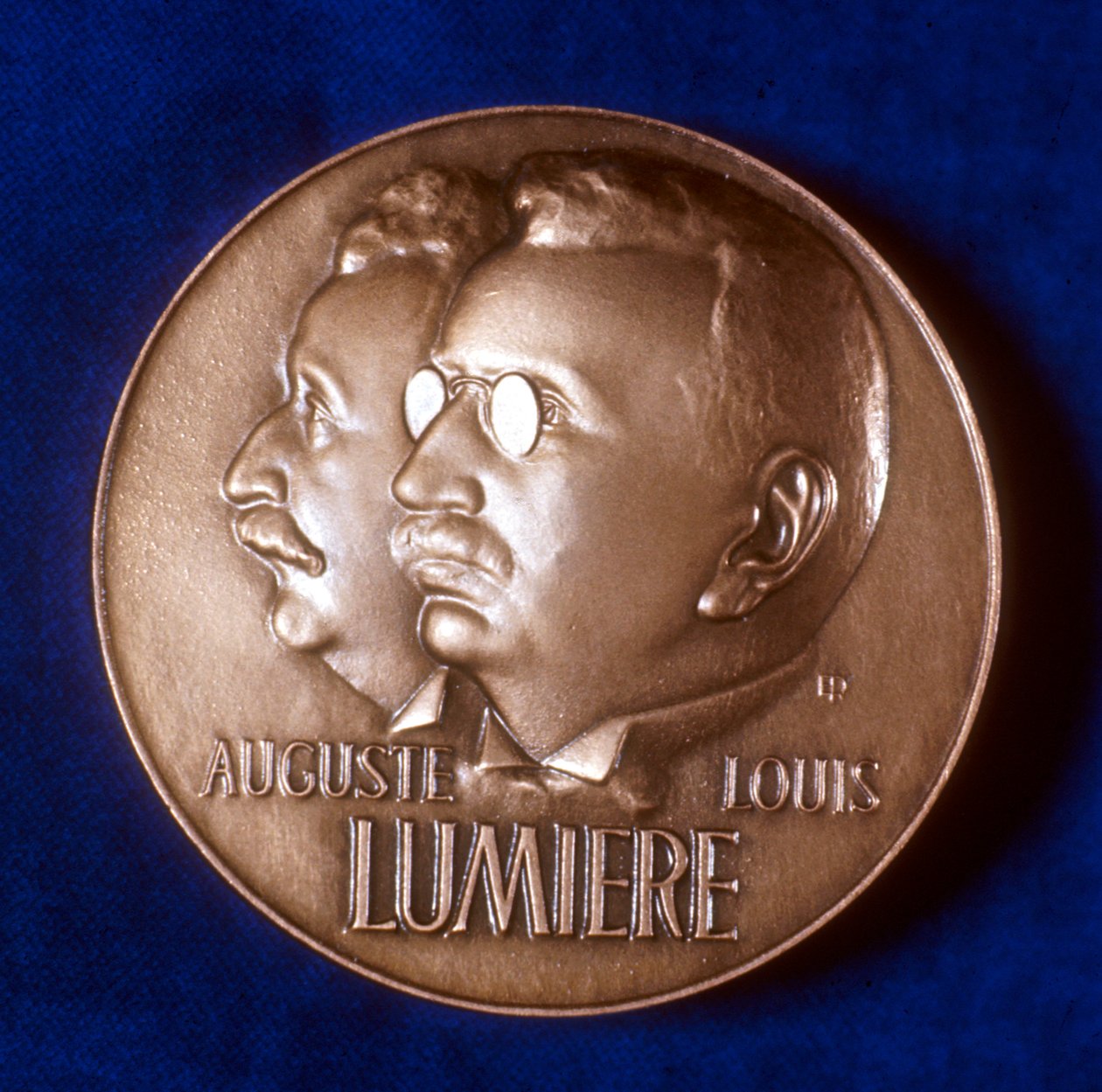 Avers medaile připomínající 50 let kinematografie bratří Lumierových, 1945 od Unbekannt
