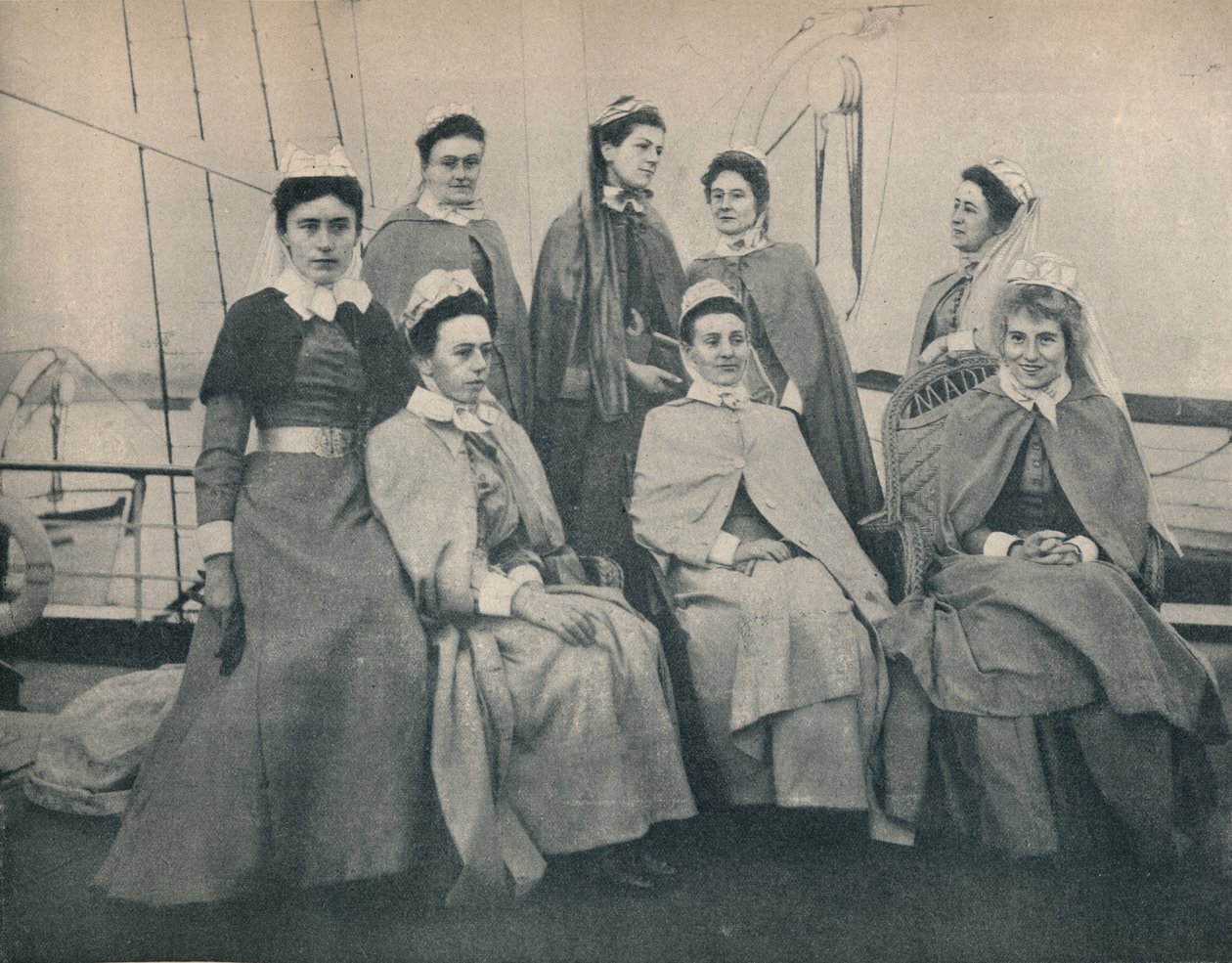 Do války! Zdravotní sestry na parníku směřující do Kapského Města, c1900. od Unbekannt