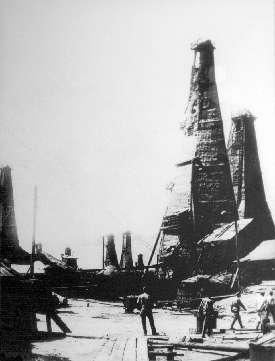 Těžba ropy v Baku, Rusko, c1903-c1906. od Unbekannt