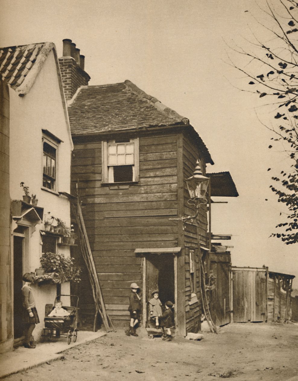 Staré domy v Highgate, z jejichž dveří vesničané sledovali autobusy Pass., c1935. od Unbekannt