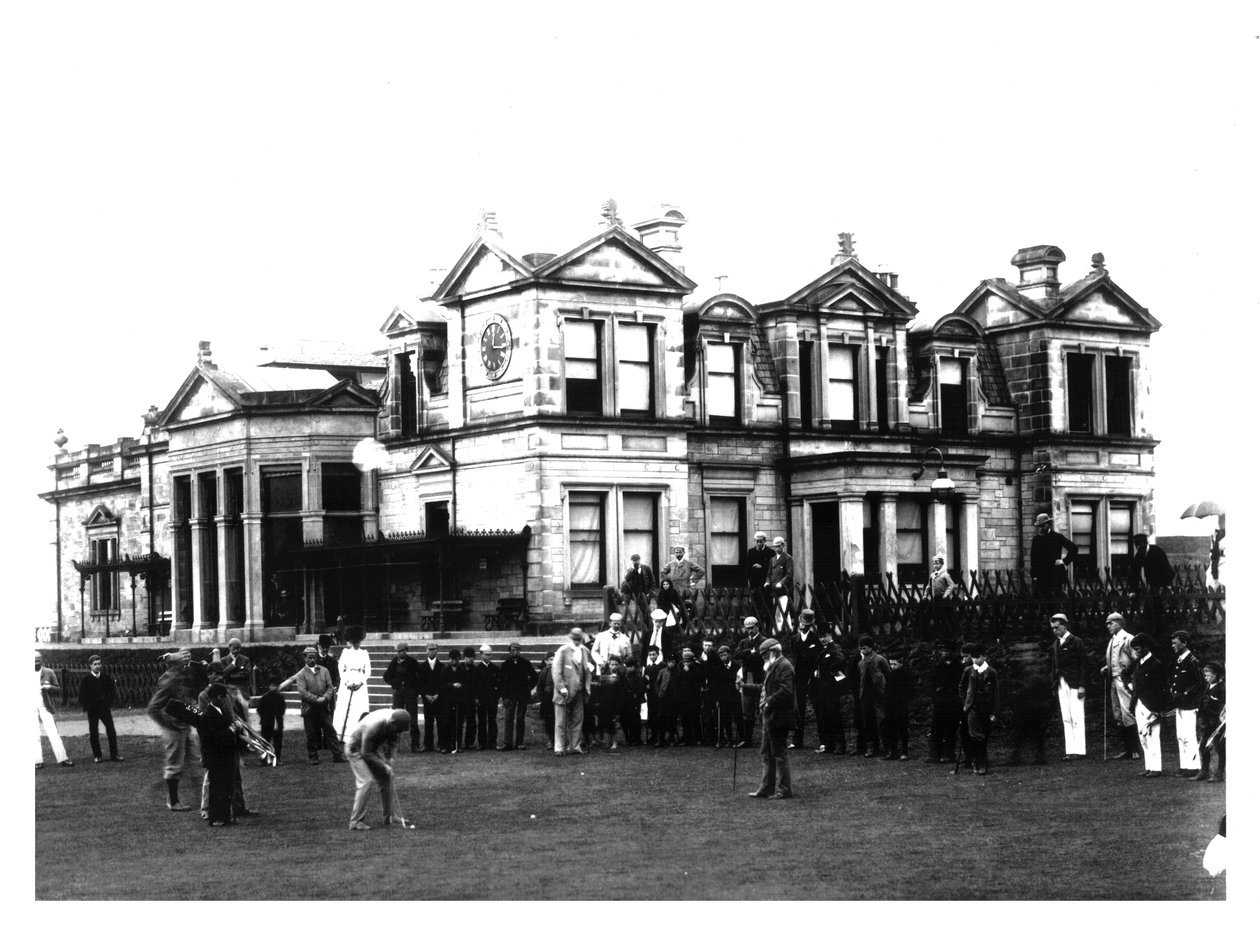 Starý Tom Morris před klubovnou Old Course v St Andrews ve Skotsku, c1900 od Unbekannt