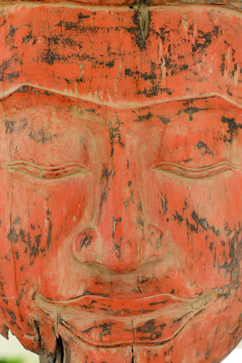 Starý dřevěný Buddha. Nabídky v chrámu Wat Phnom. Siem Reap Kambodža od Unbekannt